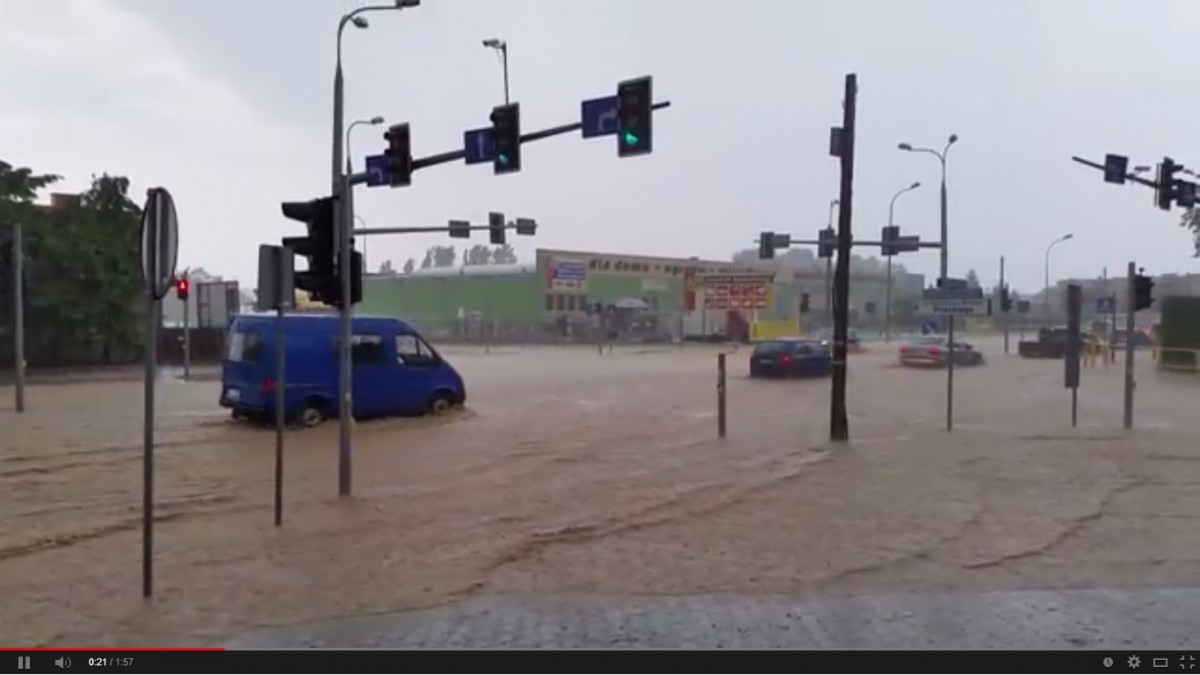 Nad Łomżą przeszła ostra nawałnica (Video)