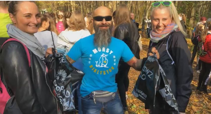 Mieszkańcy poszli na spacer i posprzątali las