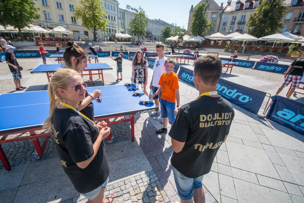 Piknik z tenisem stołowym na Rynku Kościuszki w Białymstoku