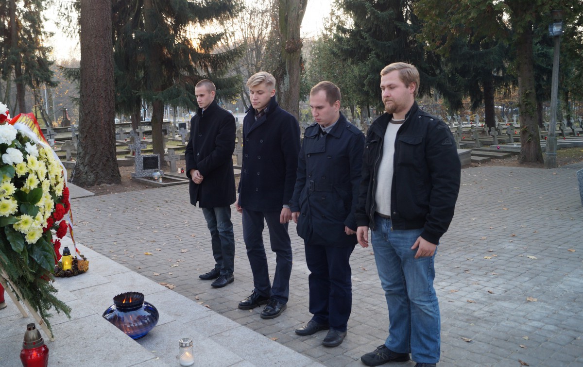 Wszechpolacy zapalili znicze. W niedzielę będą zbierać pieniądze