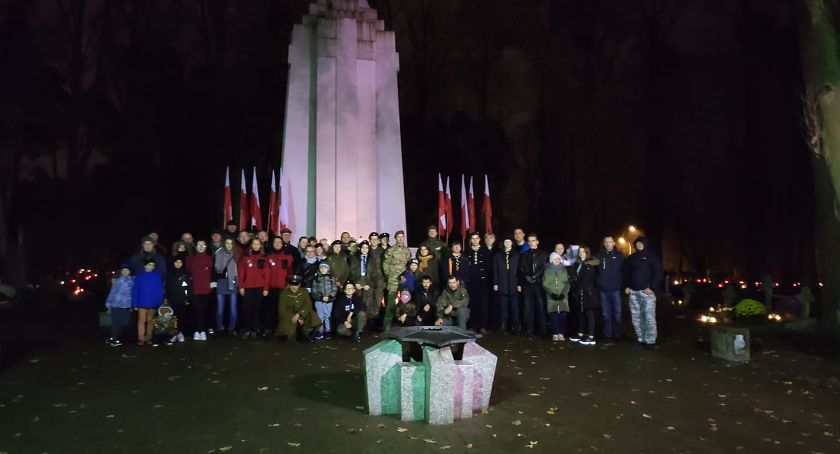Na grobach polskich bohaterów zapłonęły biało-czerwone znicze
