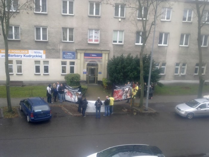 Drastyczne transparenty pod siedzibą PO