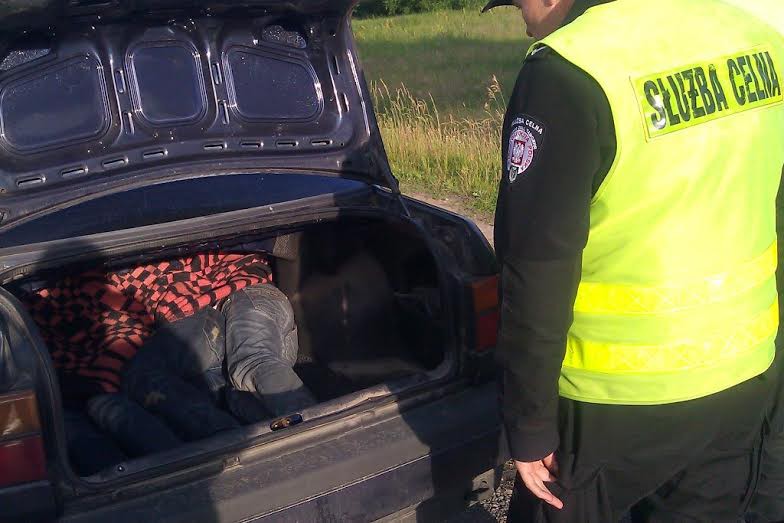 Nielegalni migranci w bagażniku volkswagena
