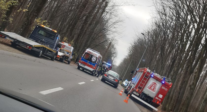 Kierowca trafił do szpitala po tym jak uderzył w drzewo
