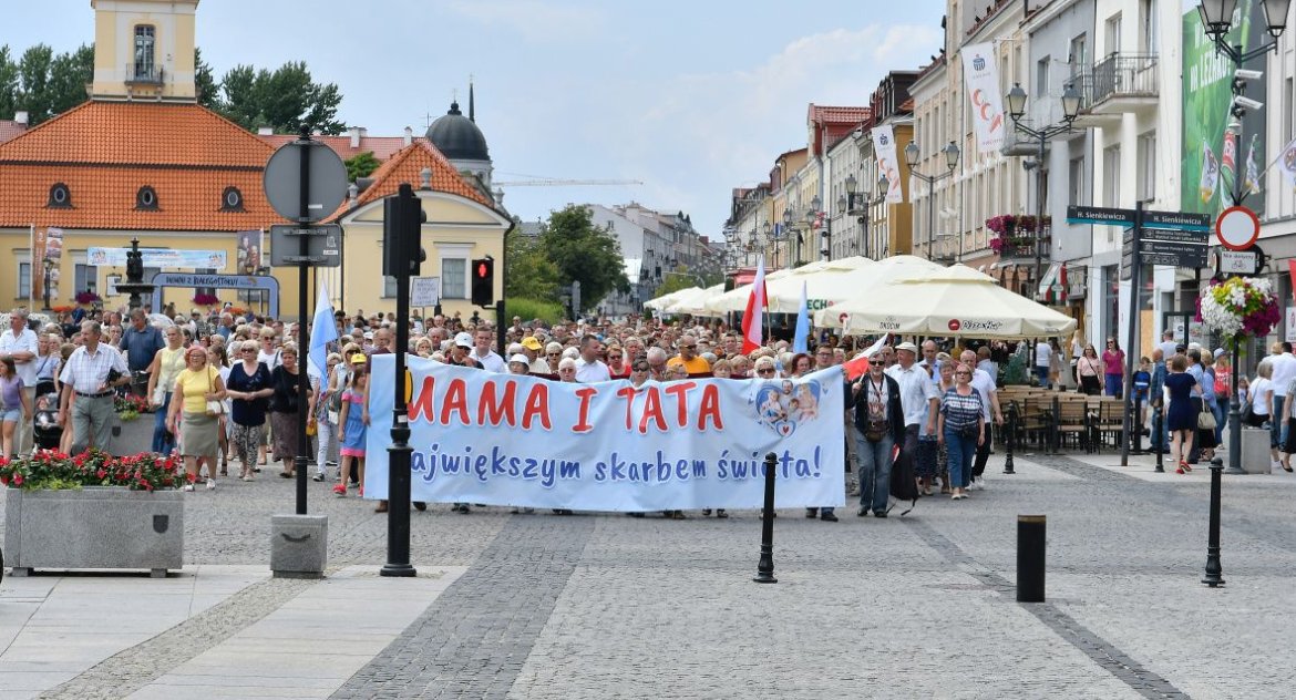 Marszałek zorganizował przemarsz na piknik rodzinny, bo mógł. Prawa nie złamał