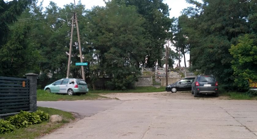 Przy budowie parkingu jednak nie będzie wycinanych drzew