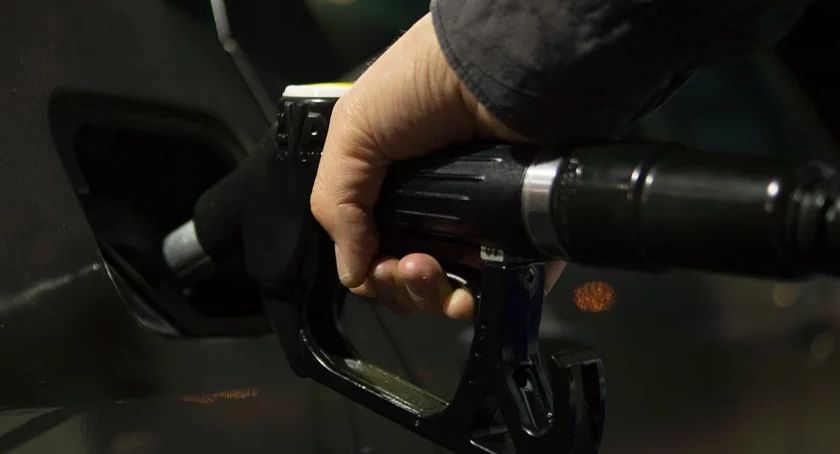 Przed wyjazdami świątecznymi bez niespodzianek podczas tankowania