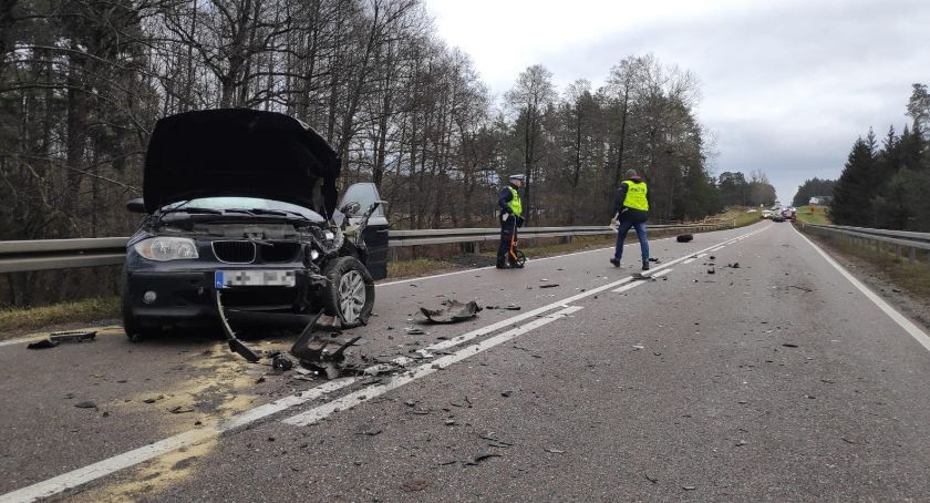 Na trasie do Knyszyna czołowo zderzyły się dwa auta. Są ranni