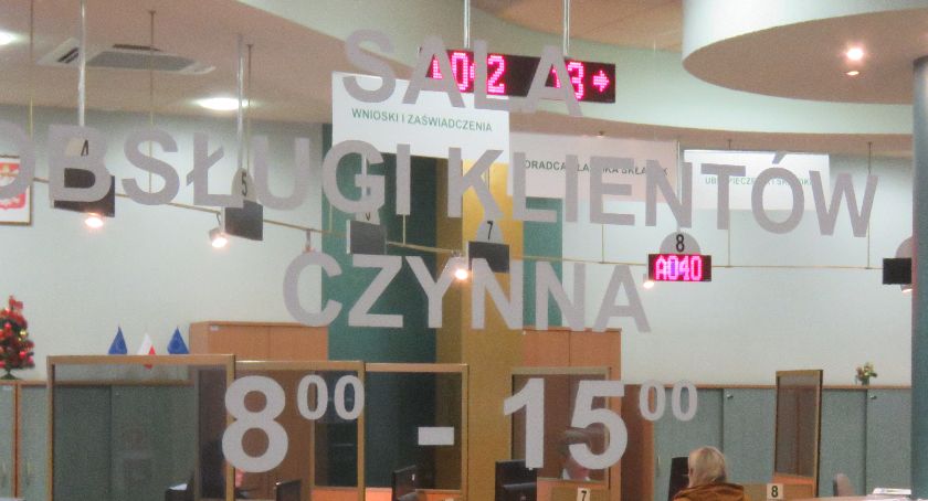 Świąteczny tydzień. Jak pracują urzędy i sklepy?