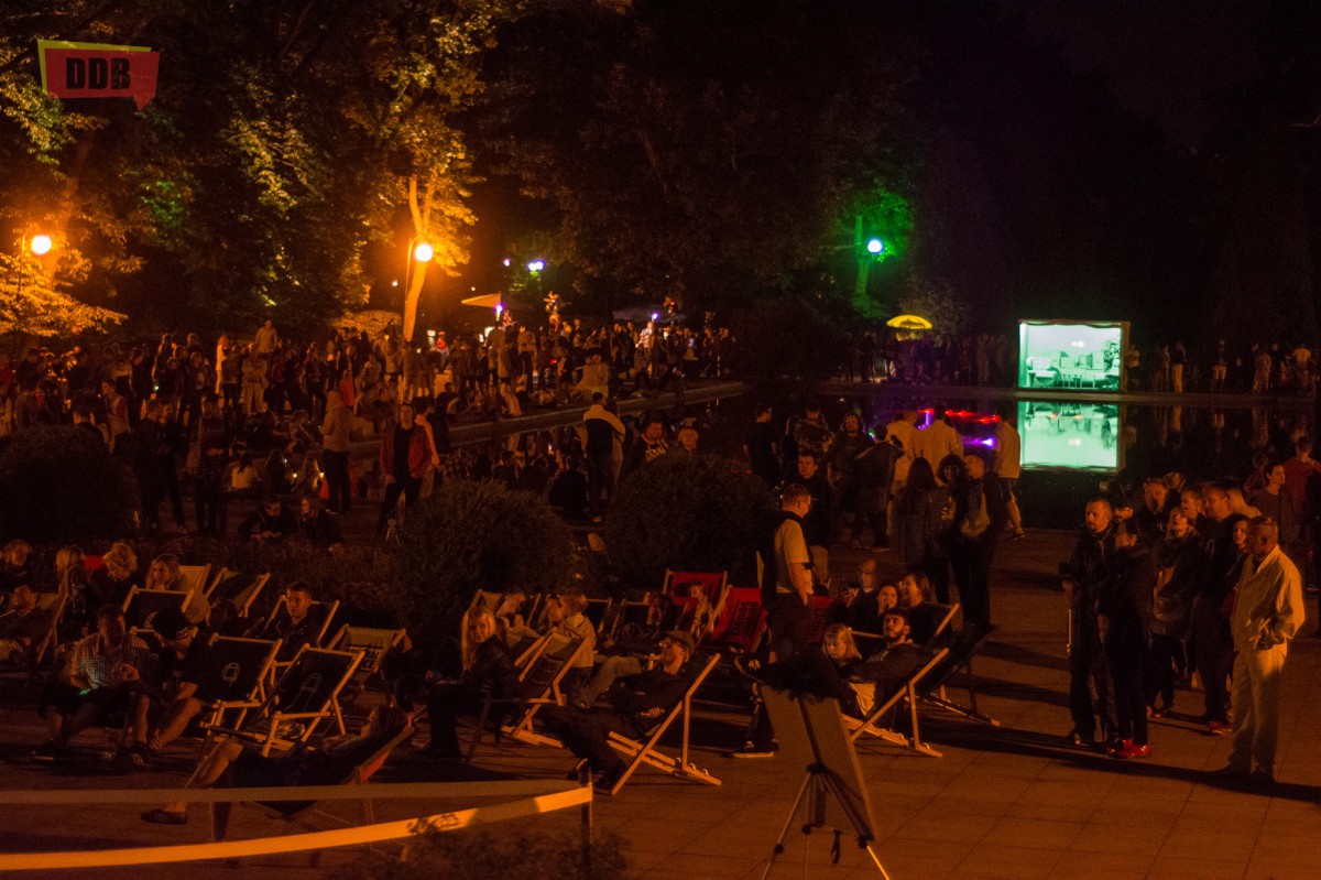 Przestrzeń parku wypełni kojąca muzyka