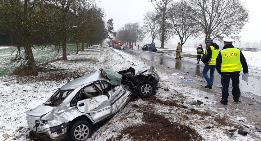 Czołowe zderzenie pojazdów niedaleko Moniek. Dwie osoby w szpitalu