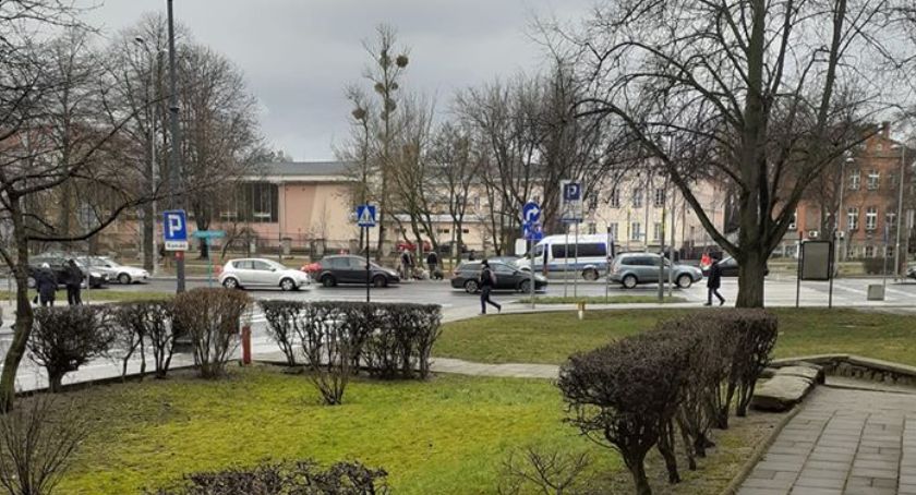 Potrącenie pieszej na pasach. Starsza kobieta trafiła do szpitala