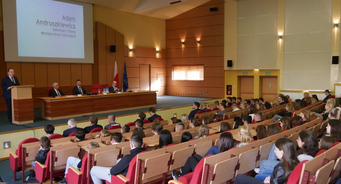 Młodzież i dzieci z Podlasia muszą być bezpieczne w internecie