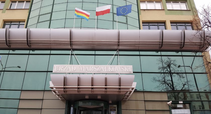 Pięciu radnych wojewódzkich domaga się sesji nadzwyczajnej i to jeszcze z udziałem gości