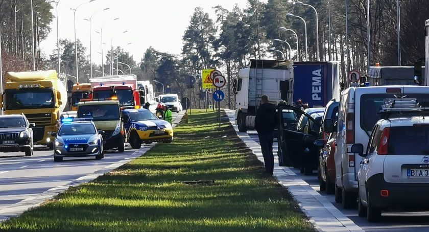 Na wjeździe do Białegostoku osobówka wjechała pod ciężarówkę