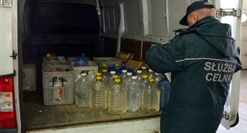 Celnicy przekazali na potrzeby sanepidu zarekwirowany nielegalny alkohol