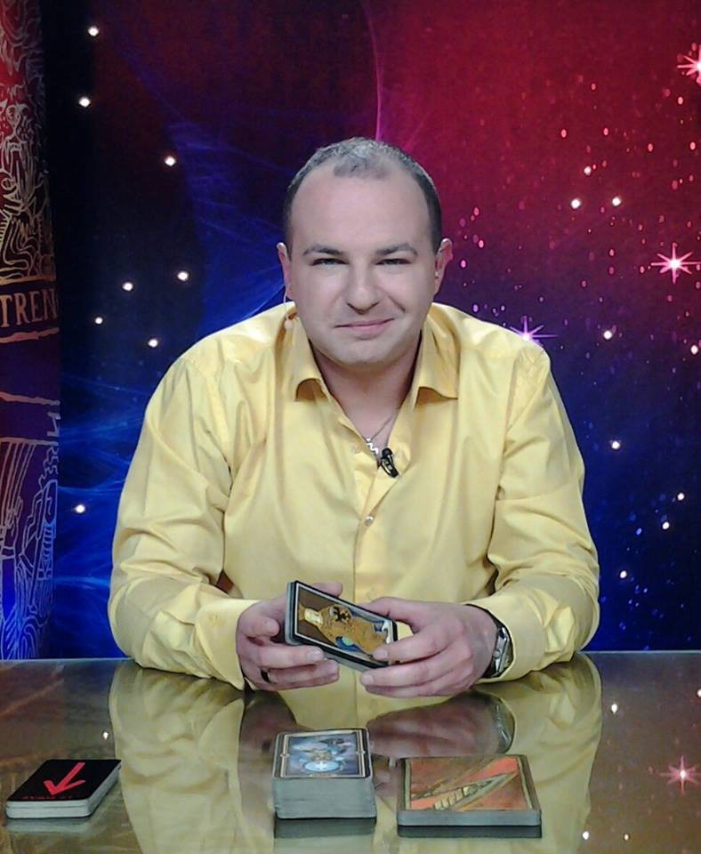 Wróżbita Maciej wstrząśnięty porąbaniem kart tarota