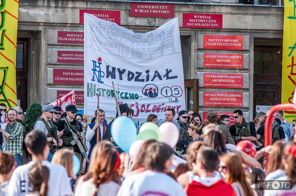 Uniwersytet się przenosi, zostają budynki do kupienia