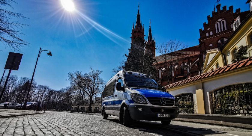 Poszedł do sklepu na kwarantannie, bo zachciało mu się ryby. Kwarantannę dokończy teraz w areszcie