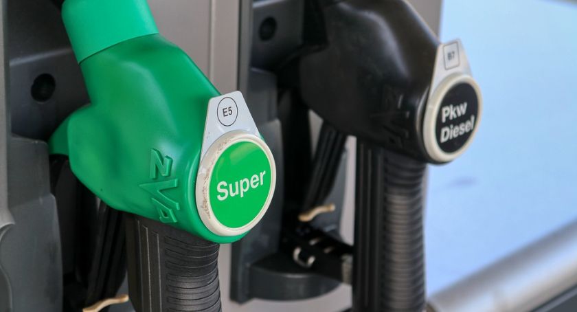 Kto musi jeździć, tak tanio od dawna nie tankował