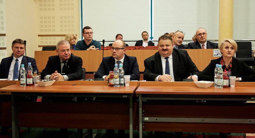 Będą obradować radni miejscy i wojewódzcy. Jedni online, drudzy osobiście