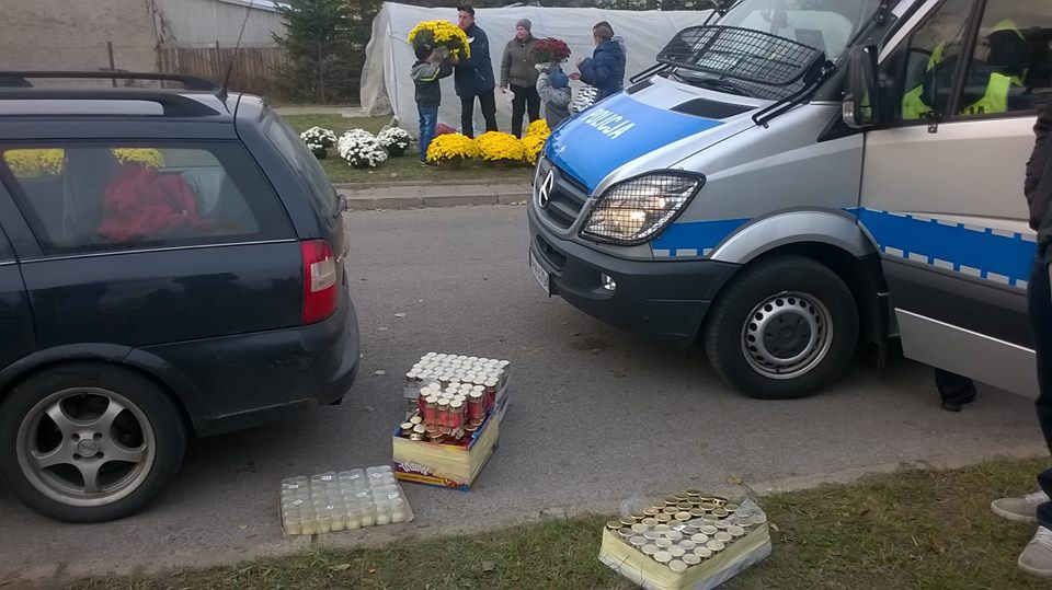 Policja legitymowała narodowców na cmentarzu