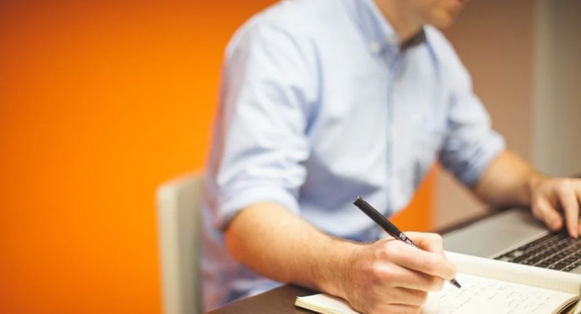 W kontakcie z urzędnikami lepiej korzystać z form elektronicznych