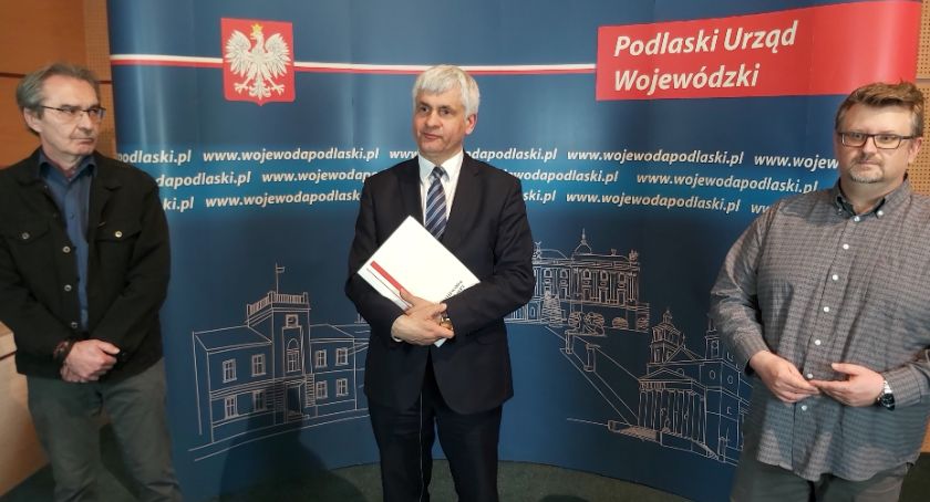 Operatorzy numeru alarmowego przez 20 minut rozmawiali z uwięzioną w bagażniku dziewczynką 