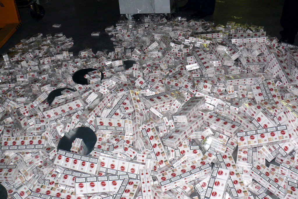Blisko pół miliona paczek papierosów o wartości 5 000 000 zł było przemycanych w tirach