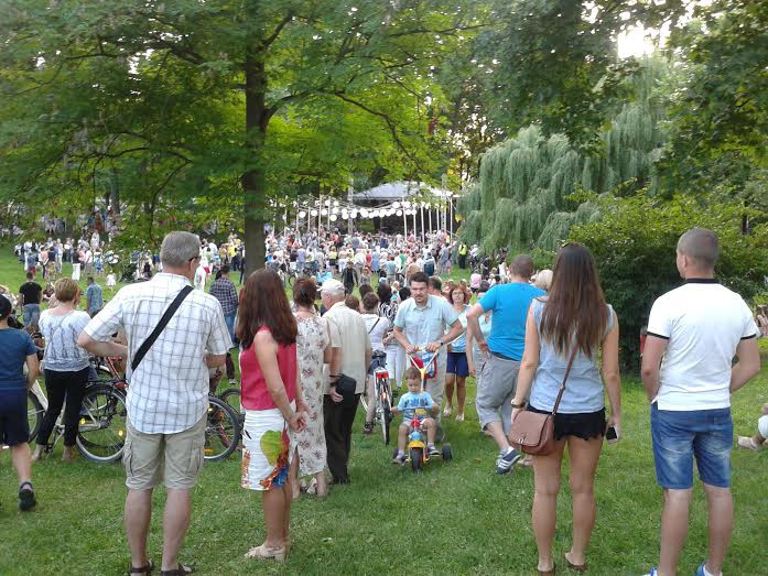 Szybko zabrakło miejsca by rozłożyć piknikowy koc 