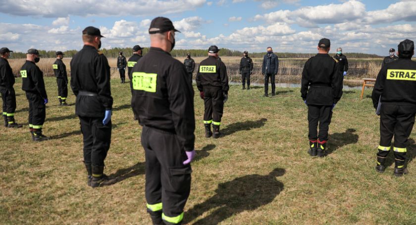 Prezydent Duda odznaczył podlaskich strażaków. To oni gasili Biebrzański Park Narodowy
