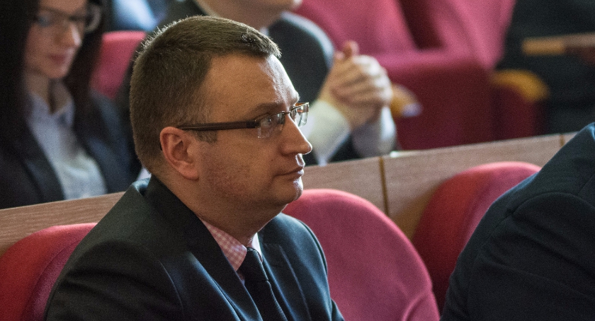 Czek (this out). Pieniądze wisiały na paragrafie