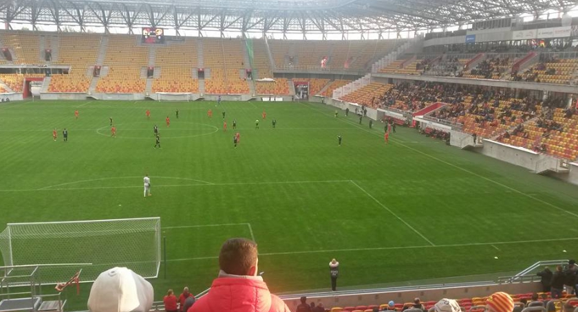 Jagiellonia II – Widzew: Remis rezerw i wojna przed stadionem. Zadyma fanów Widzewa