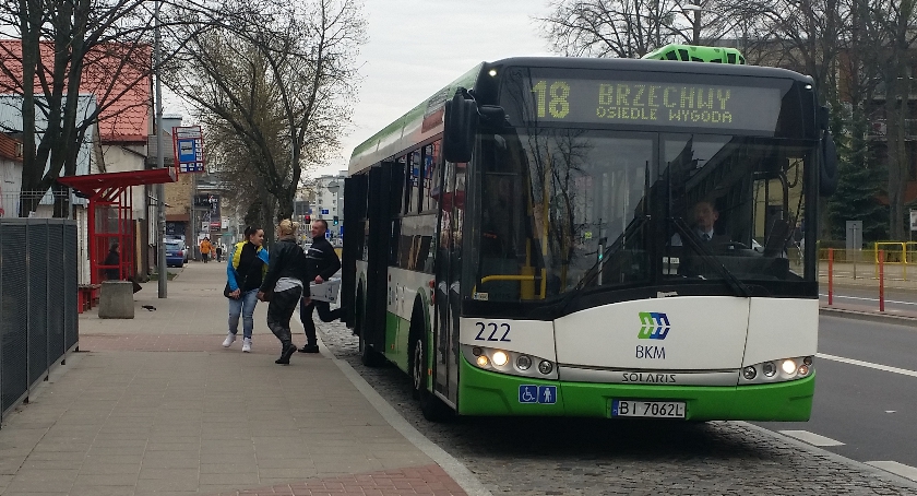 Do autobusu bez plecaka i tornistra