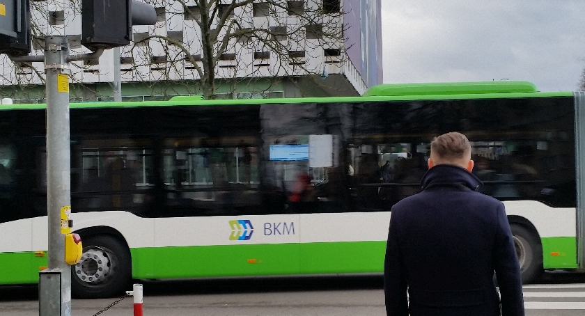 Autobusy i bagaże oraz kultura osobista w BKM