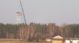 Potężna wieża widokowa stanęła w Uhowie. Góruje nad lasem