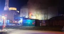 Pięć zastępów Straży Pożarnej walczyło z pożarem kam&hellip;