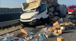 Tragiczny wypadek na S61: Zginęło bydło, wysypały się papierosy bez akcyzy