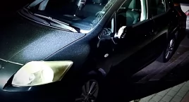 Nocna dewastacja w Augustowie. Pijany 37-latek kopiąc auta wyładowywał frustrację po kłótni z żoną
