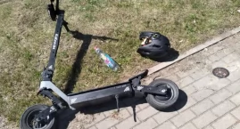 Dwie nastolatki na jednej hulajnodze. Rajd zakończon&hellip;