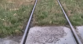 Dramat na torach! Rowerzystka z dzieckiem runęła na &hellip;