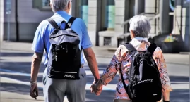 Seniorzy ruszają w trasę! Podróżują więcej niż młodzi