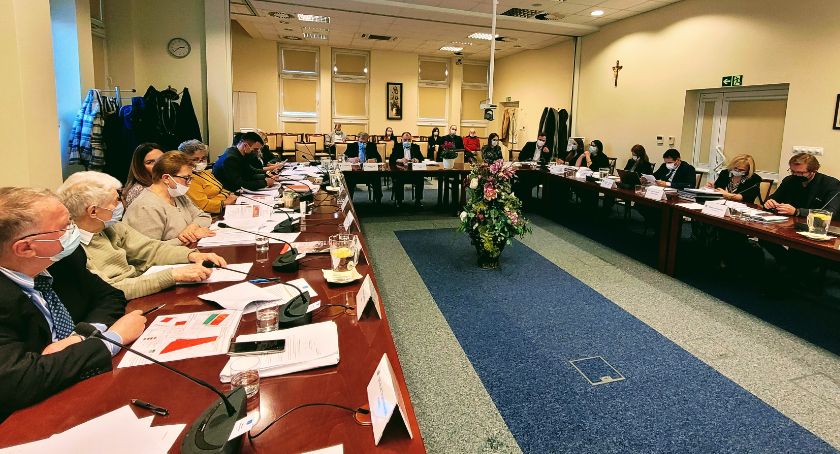 ODDAĆ KRÓLOWI TO, CO KRÓLEWSKIE