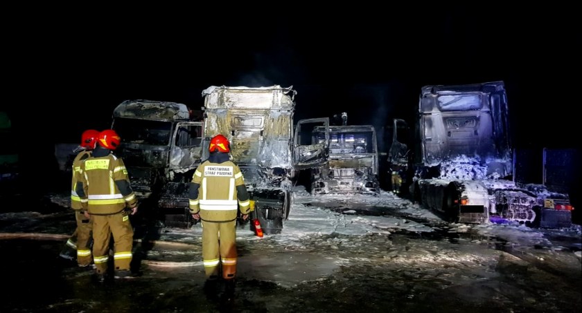 POŻAR CIĘŻARÓWEK W TOPOLINIE