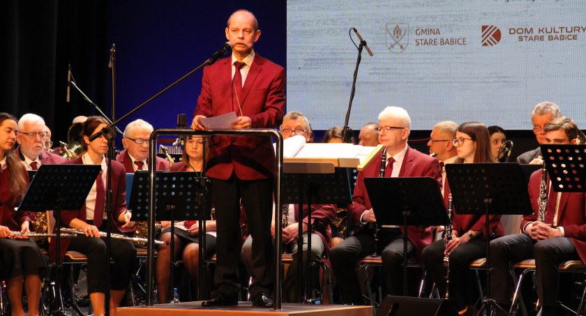KOLĘDOWANIE Z BABICKĄ ORKIESTRĄ DĘTĄ