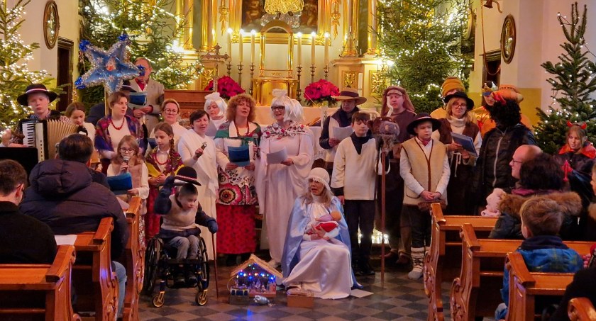 KOLĘDOWANIE W BORZĘCINIE DUŻYM