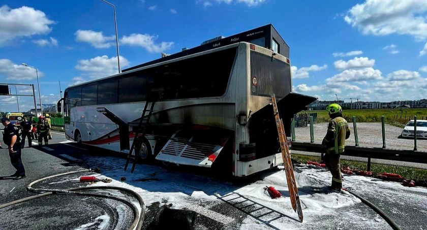 POŻAR AUTOKARU NA TRASIE S8