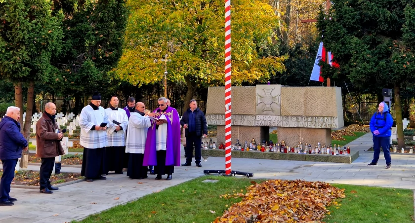 PROCESJA NA CMENTARZ WOJENNY W DZIEŃ ZADUSZNY