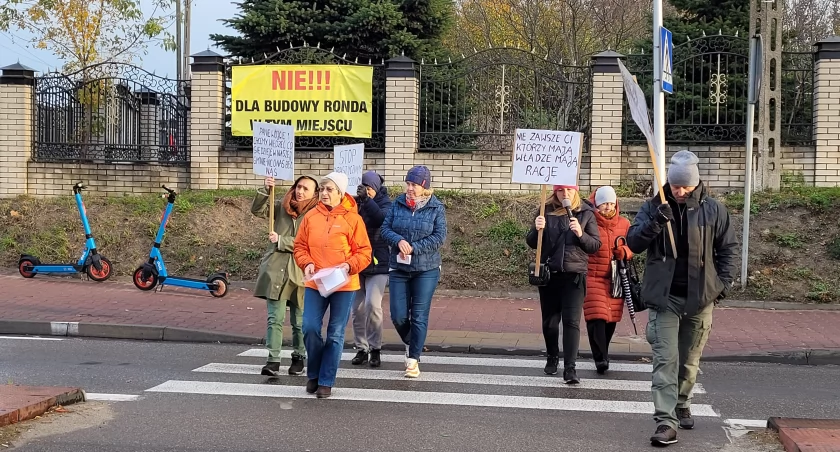 PROTEST MIESZKAŃCÓW W SPRAWIE RONDA ÓSEMKOWEGO