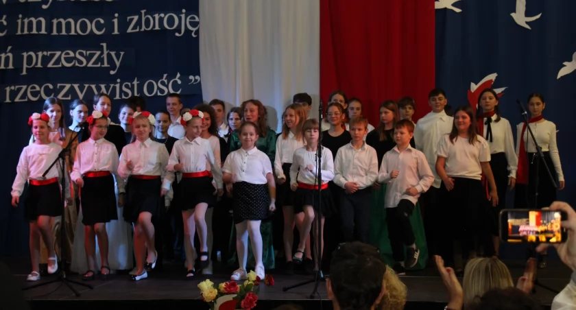 SZKOLNY KONCERT W NARODOWE ŚWIĘTO NIEPODLEGŁOŚCI